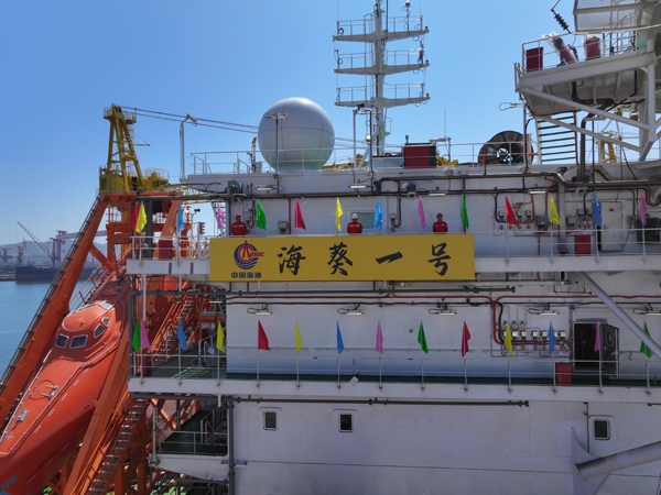 亞洲首艘圓筒型FPSO“?？惶?hào)”建造完工。韓慶攝