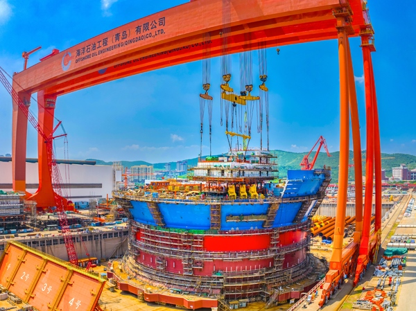 “?？惶?hào)”通過(guò)雙龍門吊進(jìn)行總裝。侯憲鵬攝