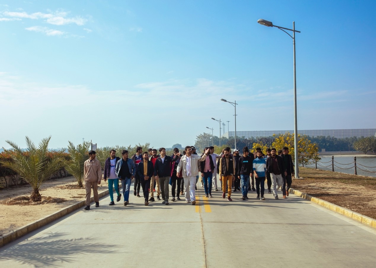 職業(yè)技校學(xué)員參觀中巴經(jīng)濟(jì)走廊薩希瓦爾電站。中國華能薩希瓦爾電站 供圖