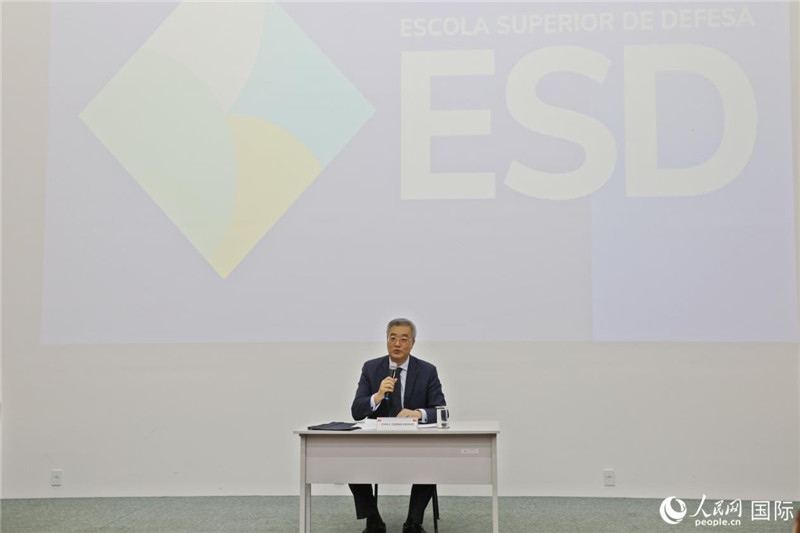 當(dāng)?shù)貢r間4月23日，中國駐巴西大使祝青橋應(yīng)邀在巴西高等防務(wù)學(xué)院作專題講座，全面介紹中國外交和國防政策、經(jīng)濟(jì)形勢及中巴關(guān)系前景。 人民網(wǎng)記者 陳一鳴攝
