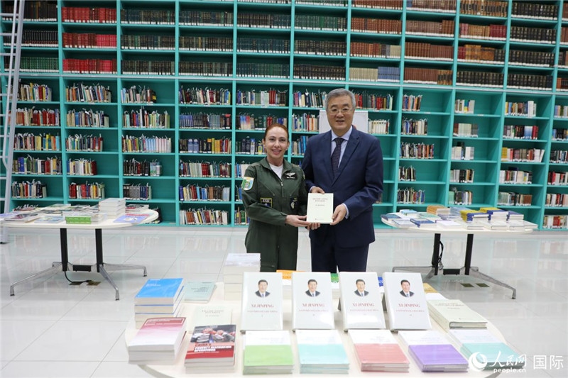 授課后，中國駐巴西大使祝青橋向巴西高等防務(wù)學(xué)院圖書館捐贈了150本書籍。圖為祝青橋和巴西高等防務(wù)學(xué)院院長卡拉·利里奧·馬丁斯在圖書捐贈儀式上。 人民網(wǎng)記者 陳一鳴攝