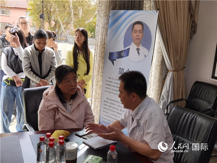 中醫(yī)專家為當(dāng)?shù)厝A僑華人提供中醫(yī)咨詢和診療服務(wù)。 （本報記者 楊謳 攝）