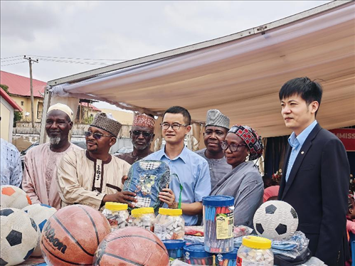 中尼友誼示范校物資捐贈。駐尼日利亞使館供圖