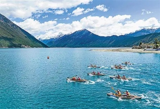 2024年4月20日，2024年巴松措國際漂流公開賽的選手在比賽中。 新華社記者 孫非攝