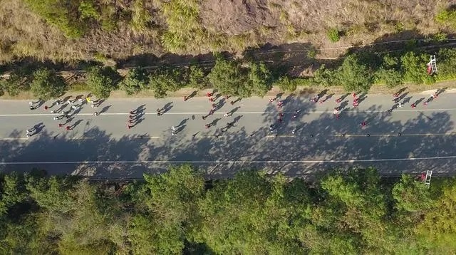 1月6日，健身愛好者在徒步活動中（無人機照片）。新華社記者 黃國保攝