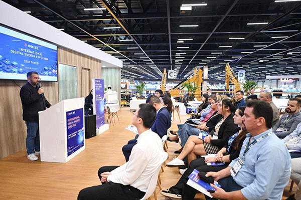 當(dāng)?shù)貢r(shí)間4月26日，深圳市發(fā)展和改革委員會(huì)在巴西圣保羅國(guó)際工程機(jī)械及礦山機(jī)械展上舉行專題推介會(huì)，介紹將于今年下半年在深圳市舉辦的2024國(guó)際數(shù)字能源展。 2024國(guó)際數(shù)字能源展組委會(huì)供圖