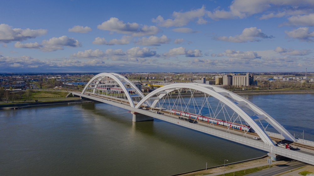 2024年3月12日，一列火車運行在匈塞鐵路塞爾維亞境內(nèi)貝諾段諾維薩德多瑙河大橋上（無人機(jī)照片）。新華社發(fā)（任衛(wèi)云攝）