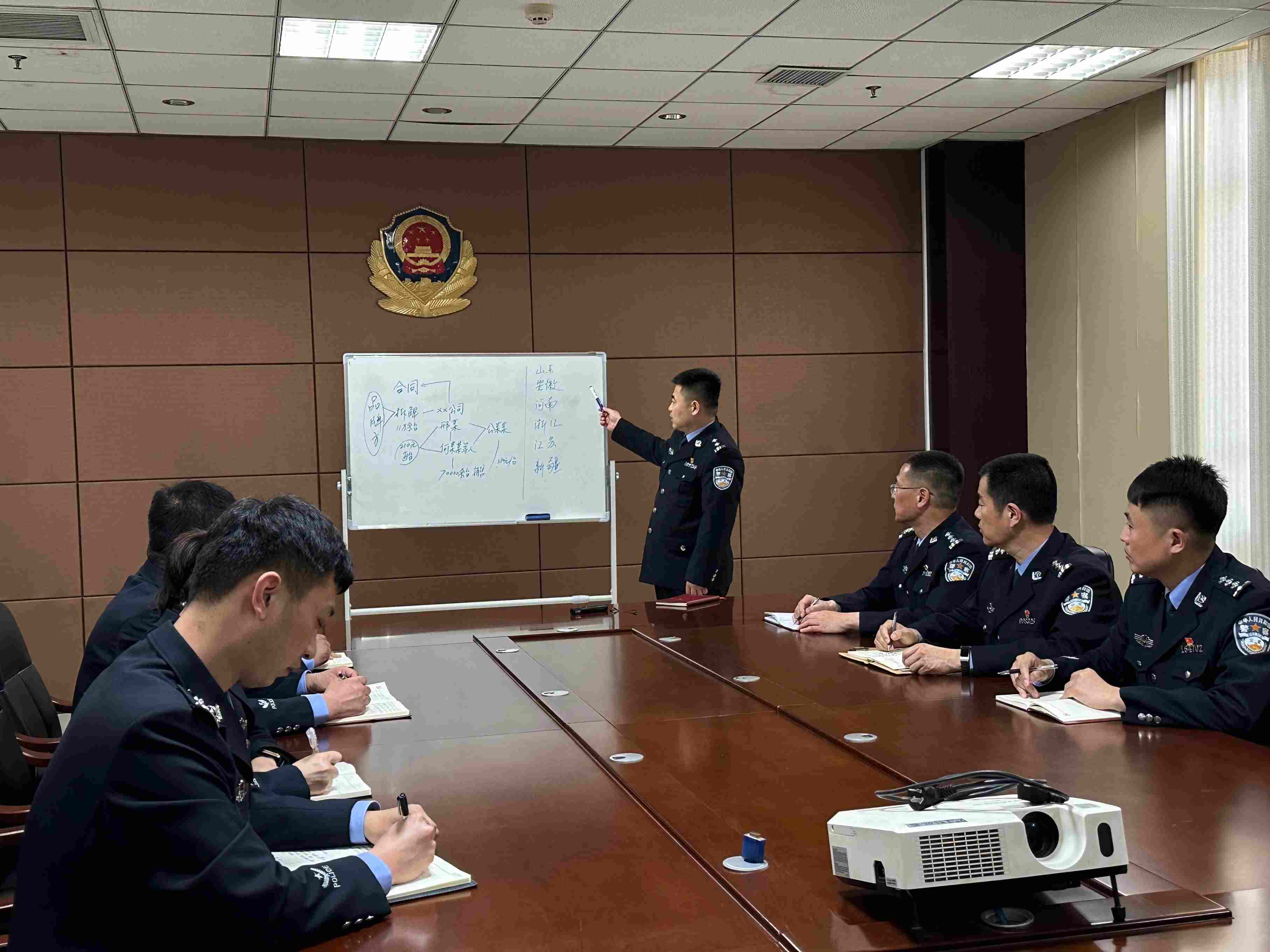 專案組辦案民警介紹案情。人民網(wǎng)記者 郝萍攝