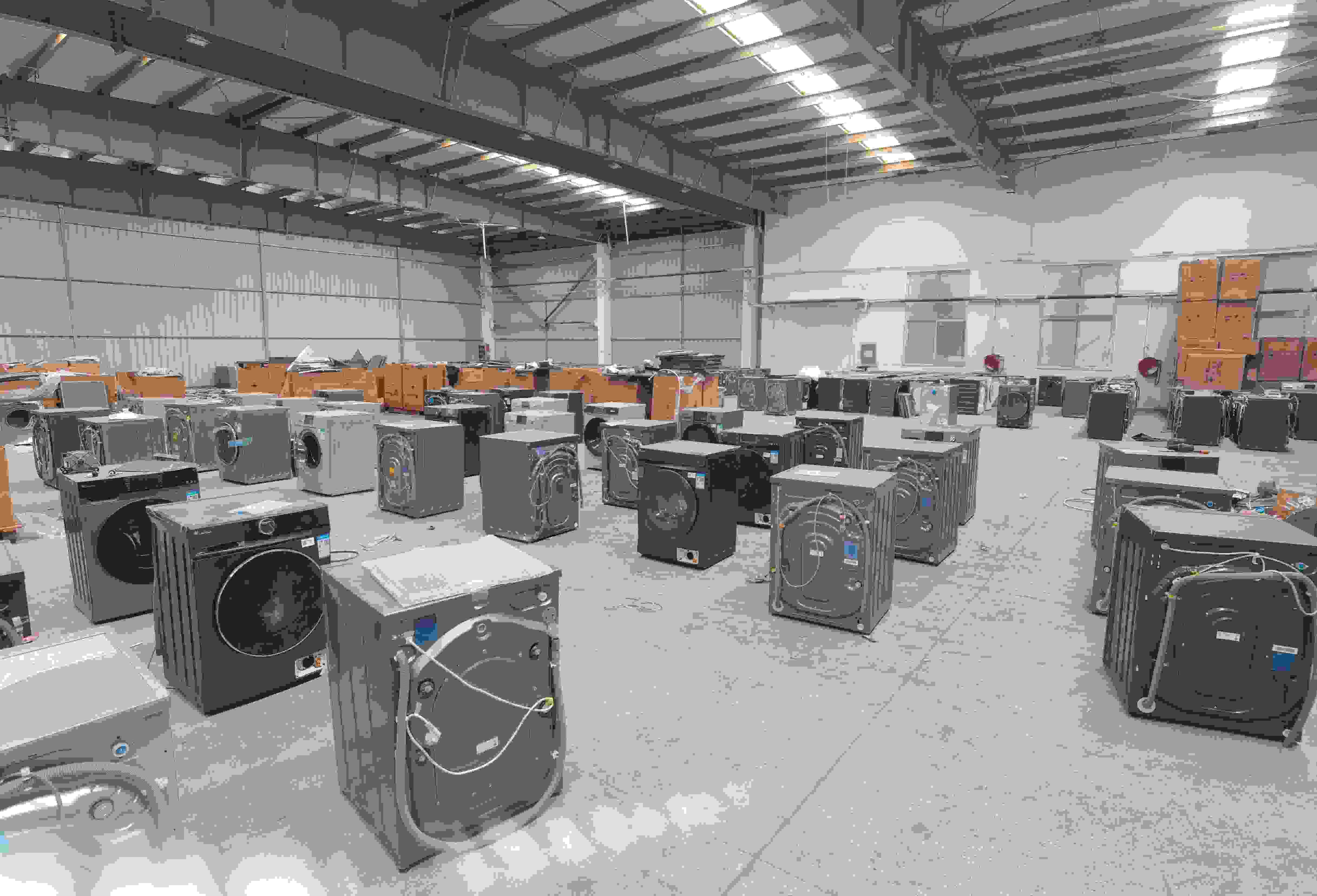 專案組民警查扣涉案場所及假冒知名品牌洗衣機。巨野警方供圖