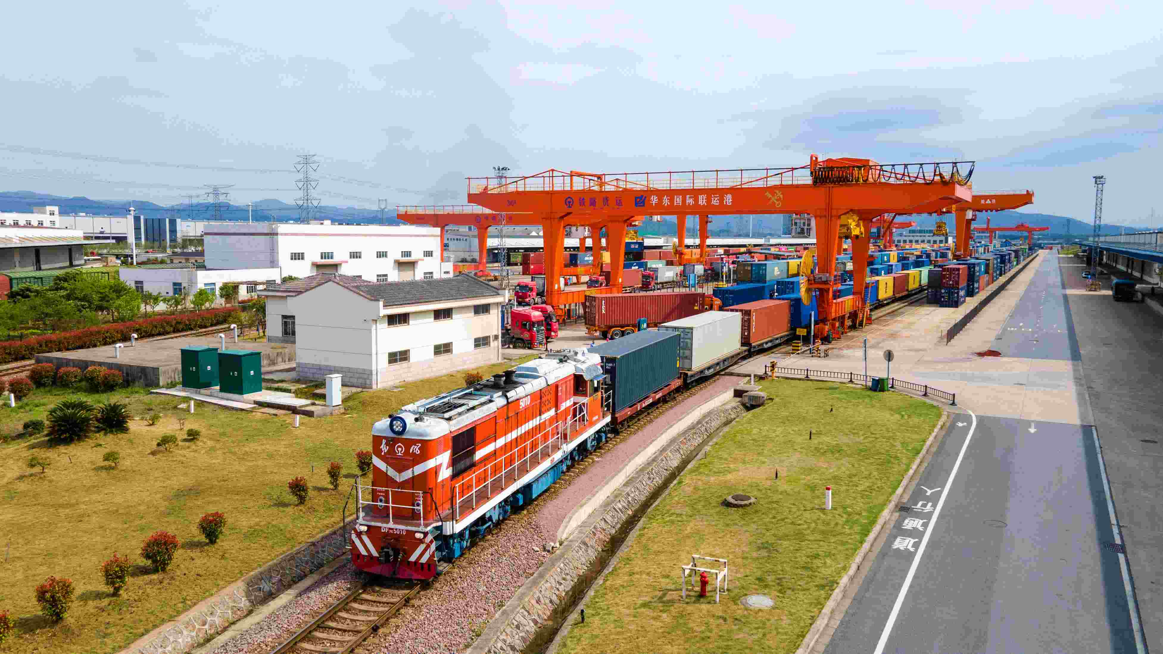 △2024年4月1日，浙江省金華華東國際聯(lián)運港，一列中歐班列裝載110個標箱日用百貨、電動工具、機械裝備等貨物從鐵路金華南貨場啟程駛往匈牙利布達佩斯。