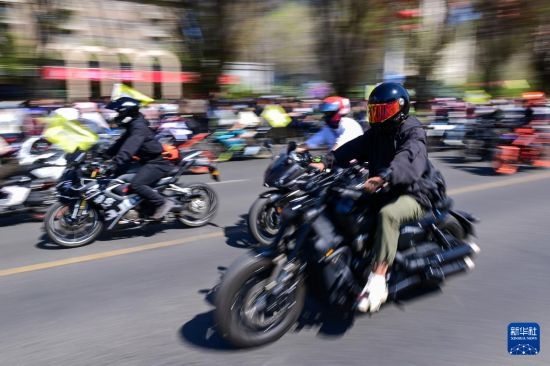 這是4月30日在新疆烏魯木齊市舉行的巡游活動上拍攝的摩托機車方陣。