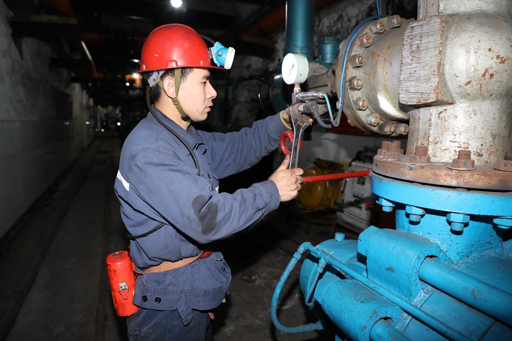 2024年4月30日，冀中能源峰峰集團(tuán)新屯礦機(jī)電區(qū)副區(qū)長顧博在井下泵房檢修水泵。新華社發(fā)