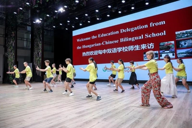 2023年7月，匈牙利匈中雙語學(xué)校師生代表團(tuán)來到江蘇參加“錦繡江蘇”青年交流項(xiàng)目。