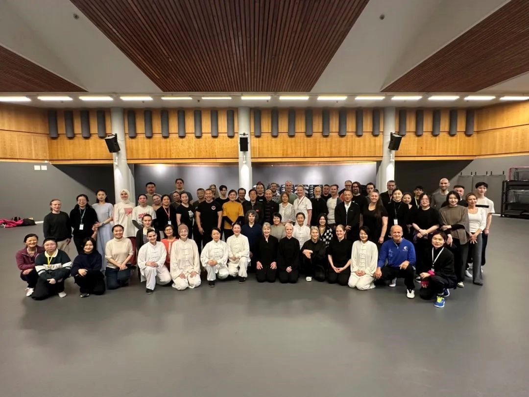 陳正雷老師與培訓(xùn)班全體學(xué)員合影留念。斯德哥爾摩中國(guó)文化中心供圖