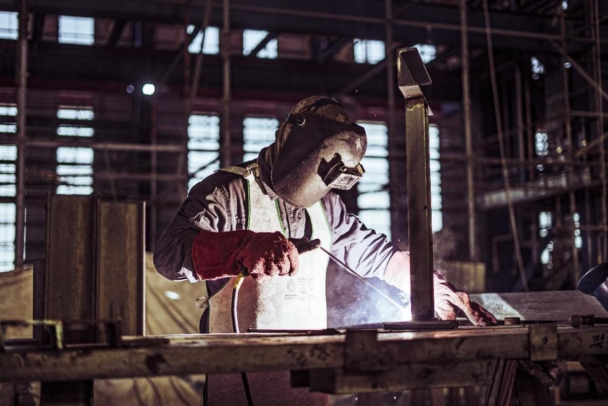 工人在沙特國(guó)王港項(xiàng)目現(xiàn)場(chǎng)進(jìn)行焊接操作。山東電建供圖