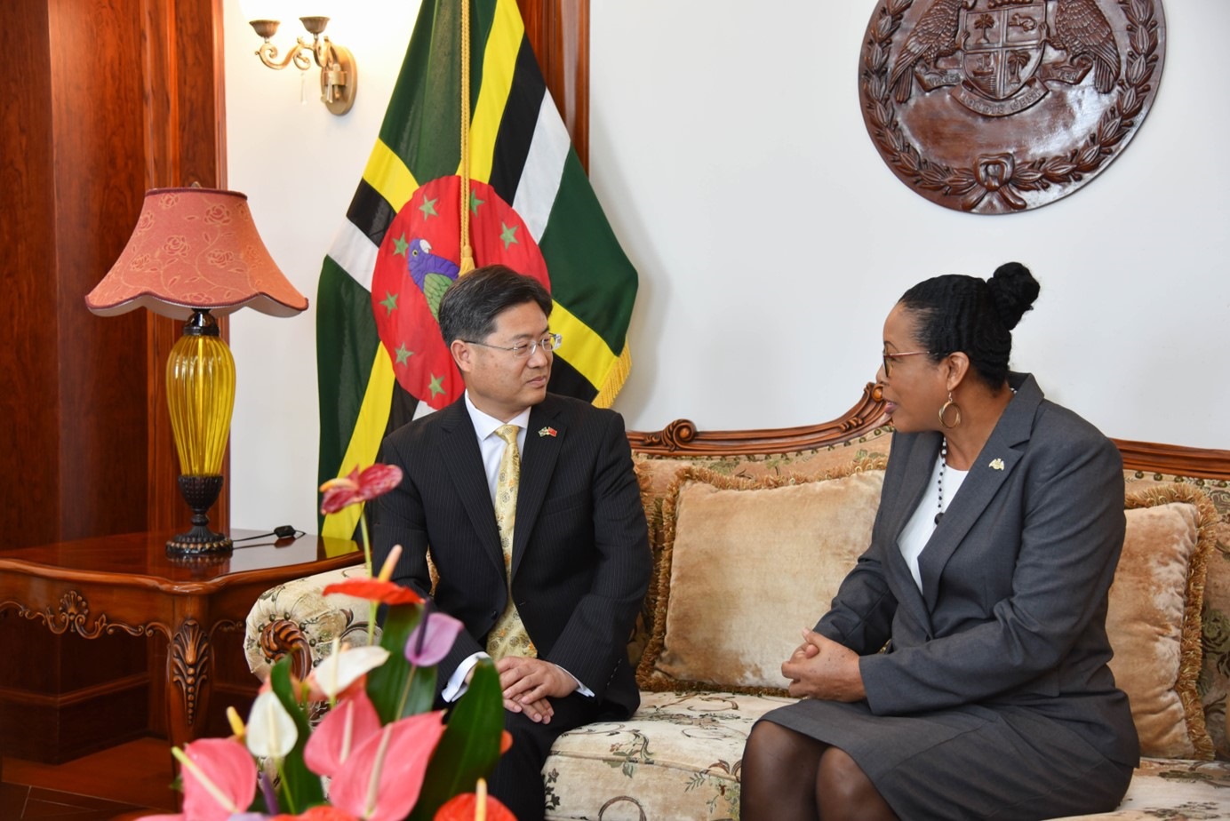 當(dāng)?shù)貢r(shí)間5月3日，中國(guó)新任駐多米尼克大使儲(chǔ)茂明（左）向多總統(tǒng)伯頓遞交國(guó)書。 中國(guó)駐多米尼克大使館供圖