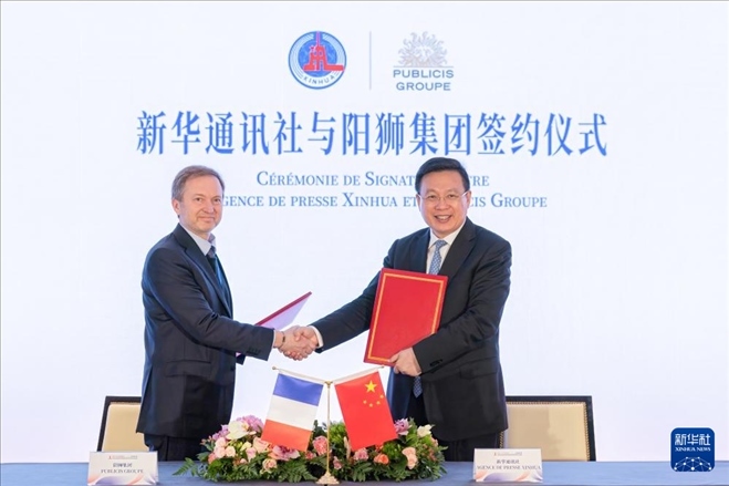 5月4日，新華通訊社社長傅華同陽獅集團全球首席財務(wù)官洛里斯·諾爾德在法國巴黎簽署合作諒解備忘錄。新華社記者 孟鼎博 攝