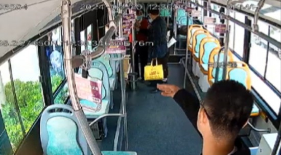 公交車上他一聲大吼！魏杰，好樣的！