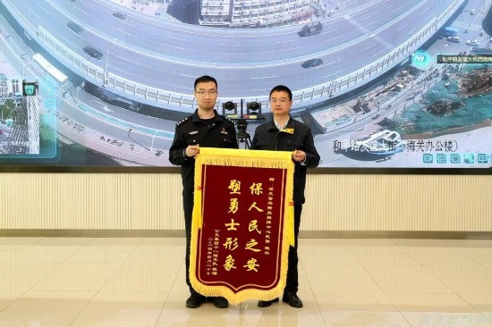 公交車上他一聲大吼！魏杰，好樣的！