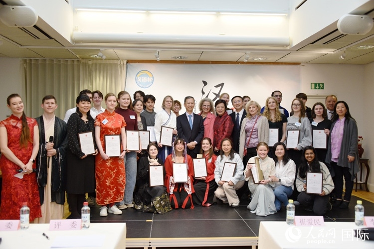 中國駐瑞典大使崔愛民、使館負責教育事務的黃立瓊參贊、預選賽評委老師和指導老師，以及所有獲獎選手合影留念。人民網記者 殷淼攝