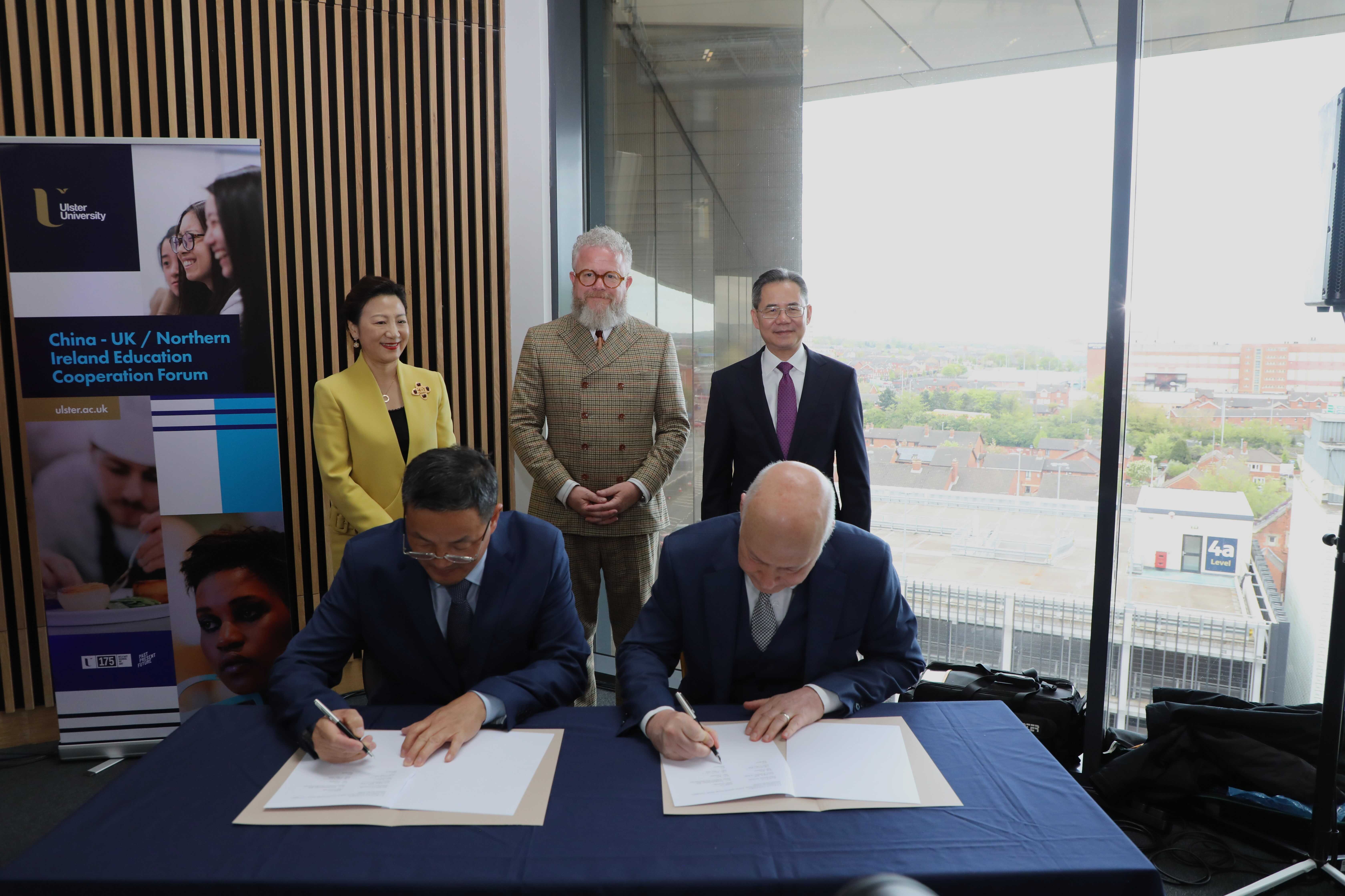湖北師范大學(xué)同奧斯特大學(xué)簽署共建教育語(yǔ)言文化交流中心的協(xié)議現(xiàn)場(chǎng)。中國(guó)駐英國(guó)大使館供圖