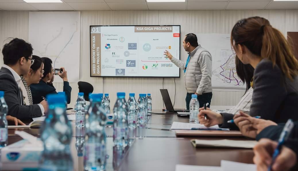 德亞（右三）在和員工開會(huì)。中建中東沙特分公司供圖