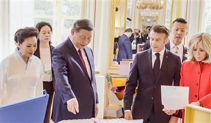 △當(dāng)?shù)貢r(shí)間5月6日下午，在中法領(lǐng)導(dǎo)人會談前，習(xí)近平主席向馬克龍總統(tǒng)贈送中國翻譯的法國小說。