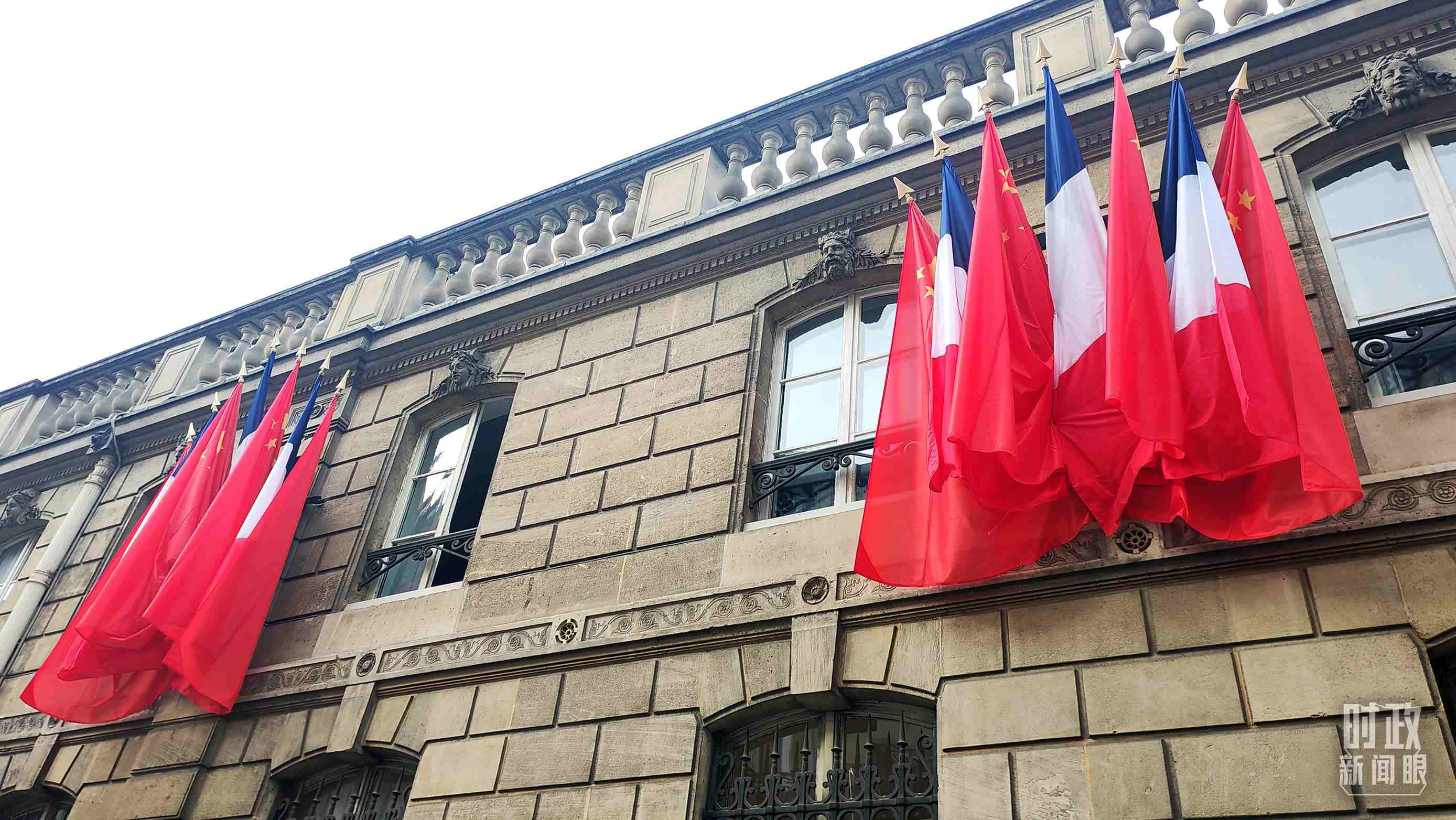 △中法歐領(lǐng)導(dǎo)人三方會(huì)晤地點(diǎn)——愛麗舍宮懸掛中法兩國(guó)國(guó)旗。（總臺(tái)央視記者劉琦拍攝）