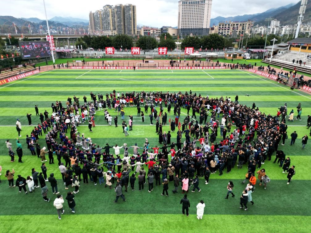 比賽結束后，兩隊隊員、親友團和大批觀眾手拉手跳起侗族舞蹈。新華社發(fā)（王炳真攝）