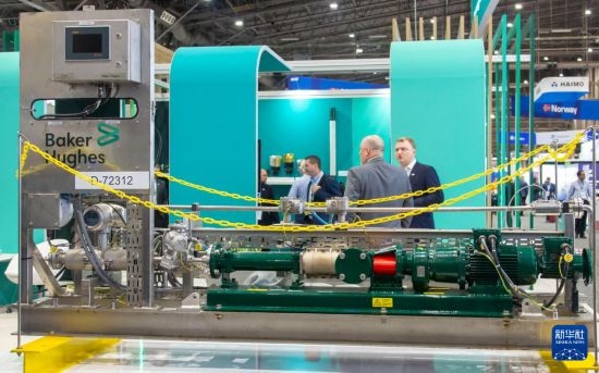 這是5月6日在美國休斯敦國際海洋油氣技術(shù)大會及設(shè)備展上拍攝的展示的裝備。新華社發(fā)（勞承躍攝）