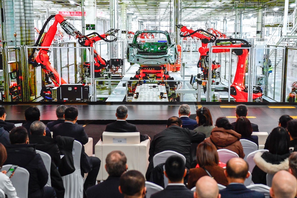 2024年1月26日，奧迪一汽新能源汽車有限公司預(yù)批量生產(chǎn)正式啟動(dòng)，嘉賓觀看奧迪一汽新能源汽車有限公司生產(chǎn)車間的宣傳短片。新華社記者 許暢 攝