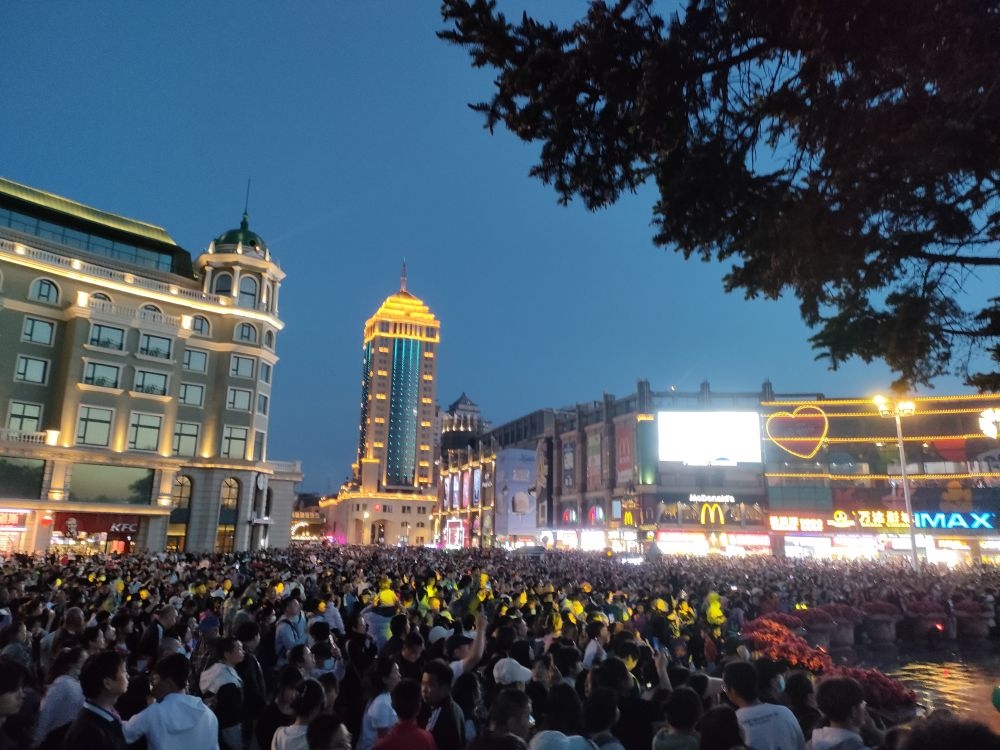 “五一”假期，哈爾濱松花江畔游人如織（2024年5月2日攝）。新華社記者 朱悅 攝