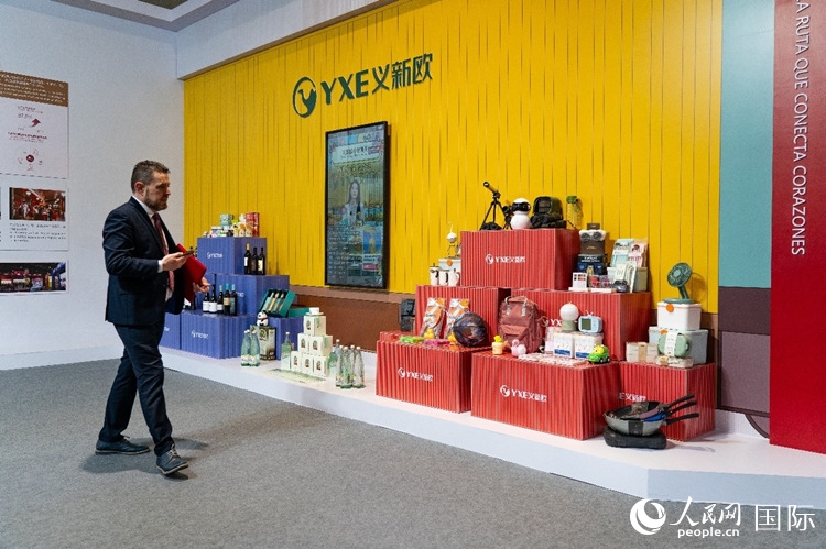 “義新歐”中歐班列（義烏—馬德里）開行十周年成果展上展出班列運(yùn)送的各類商品。大衛(wèi)·阿瑪爾攝