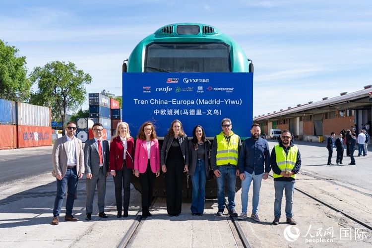 義新歐集團(tuán)合作伙伴德鐵貨運(yùn)歐亞有限公司員工與紀(jì)念號(hào)班列合影留念。大衛(wèi)·阿瑪爾攝