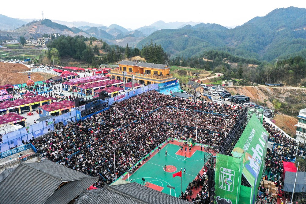 貴州省臺江縣舉辦的2024年“村BA”球王爭霸賽現(xiàn)場（2024年3月22日攝，無人機照片）。新華社記者 楊文斌 攝
