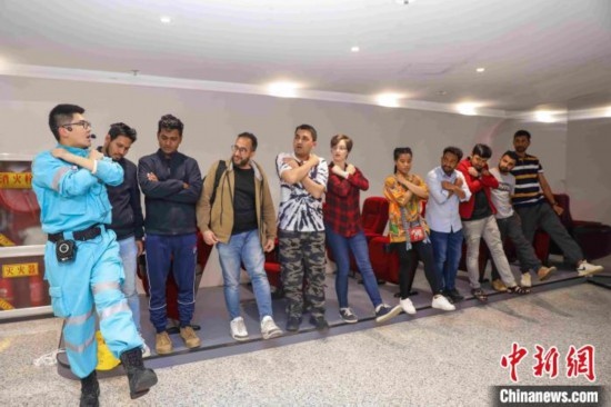 5月9日，工作人員指導(dǎo)留學(xué)生練習(xí)逃生技巧。張鷹 攝