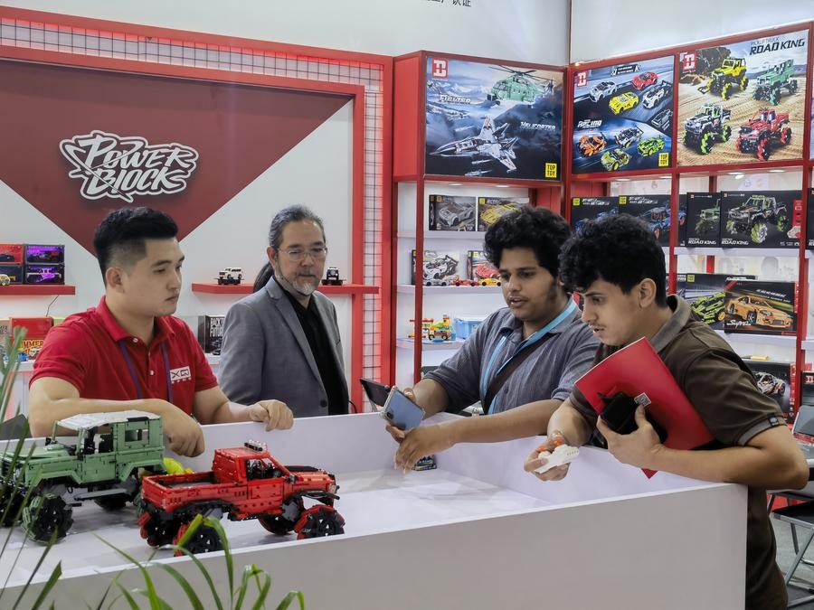 在第135屆廣交會(huì)第三期現(xiàn)場(chǎng)，采購(gòu)商在廣東信宇科技股份有限公司展位選購(gòu)、體驗(yàn)積木遙控車產(chǎn)品（5月2日攝）。新華社記者 洪澤華 攝