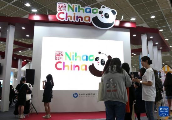 5月9日，在韓國首爾舉行的首爾國際旅游展上，參觀者在中國展區(qū)參加體驗(yàn)項(xiàng)目。新華社記者 姚琪琳 攝