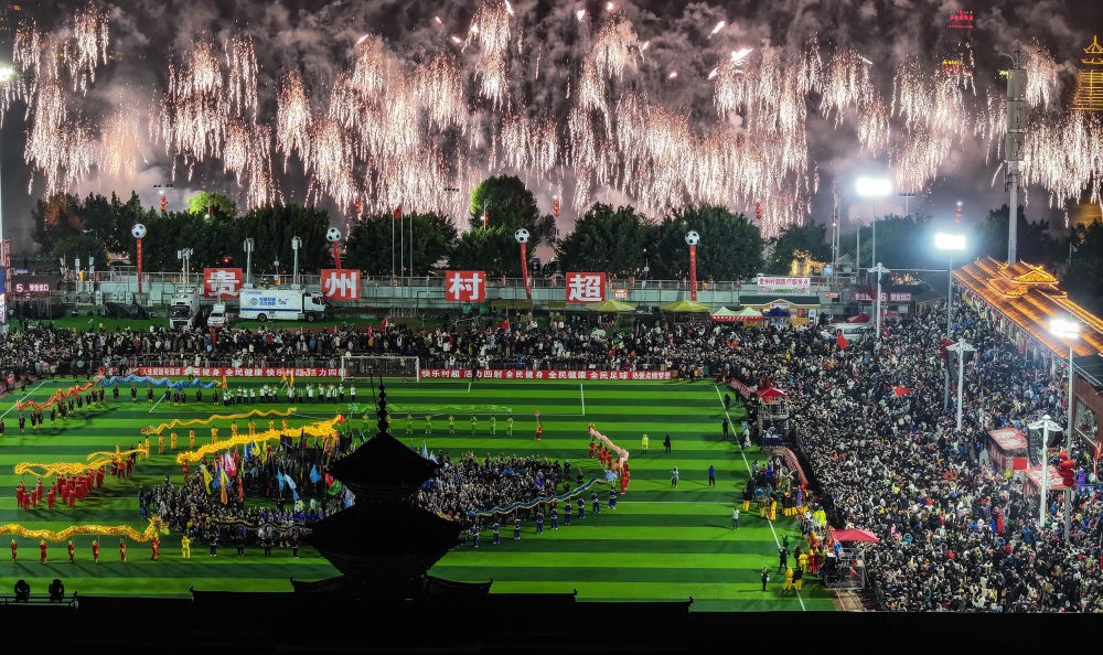 在貴州省榕江縣舉行的2024全國“村晚”示范展示活動暨貴州“村超村晚”活動中，音樂煙花秀精彩上演（2024年2月3日攝，無人機照片）。新華社記者 劉續(xù) 攝