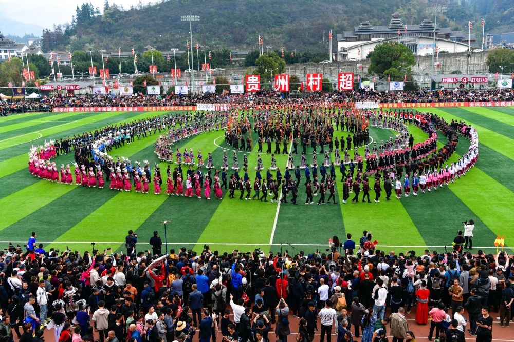 演員在貴州省榕江縣舉辦的2024年第二屆貴州“村超”總決賽開幕式上表演節(jié)目（2024年3月16日攝）。新華社記者 楊文斌 攝