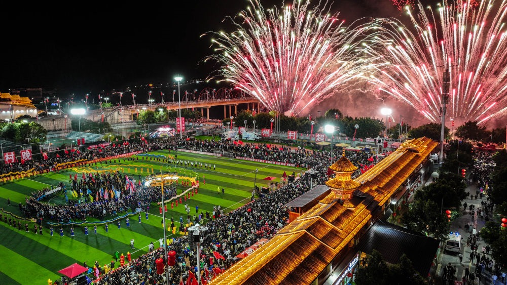 在貴州省榕江縣舉行的2024全國“村晚”示范展示活動暨貴州“村超村晚”活動中，音樂煙花秀精彩上演（2024年2月3日攝，無人機照片）。新華社記者 劉續(xù) 攝