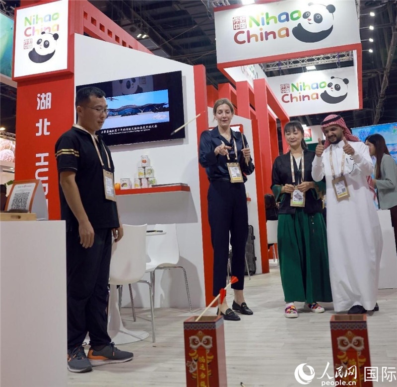 觀眾在參與投壺游戲。人民網(wǎng)記者管克江攝