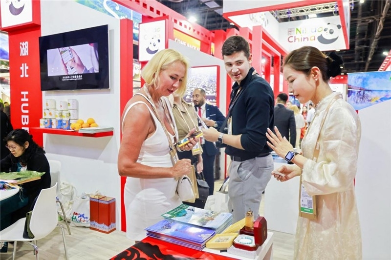 觀眾在參觀中國展臺。錢文康攝