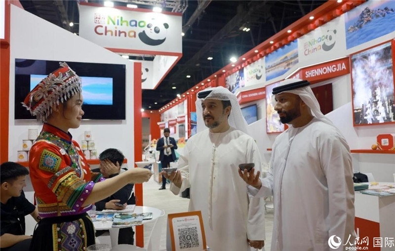 兩名阿聯(lián)酋觀眾在品嘗湖北名茶。人民網(wǎng)記者管克江攝