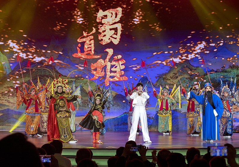 2023年10月13日，成都，“把青春華章寫在祖國大地上”大思政課網(wǎng)絡(luò)主題宣傳和互動(dòng)引導(dǎo)活動(dòng)在四川大學(xué)舉行。