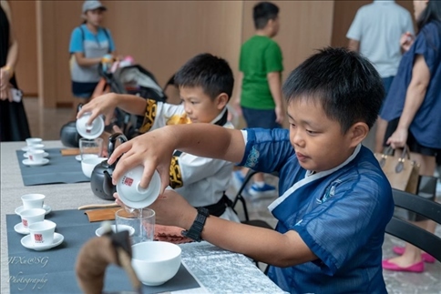 新加坡孩子們在活動現(xiàn)場體驗學習茶藝。新加坡中國文化中心供圖
