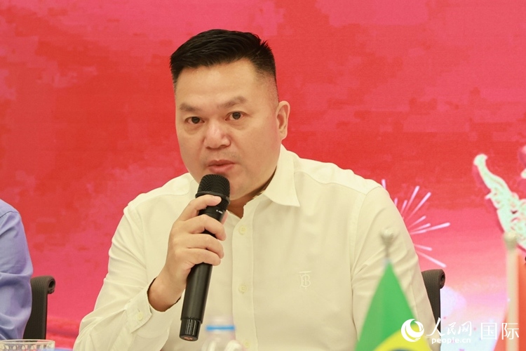 巴西和統(tǒng)會(huì)會(huì)長(zhǎng)張小春在座談會(huì)上致辭。人民網(wǎng)記者 陳海琪攝