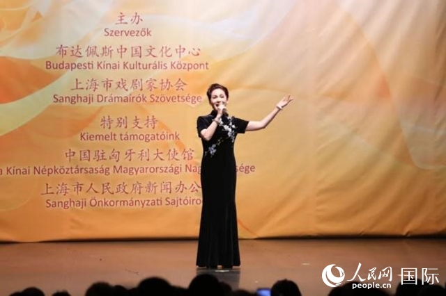 “玉蘭花開·魅力上?！弊哌M布達佩斯。葉辰亮攝