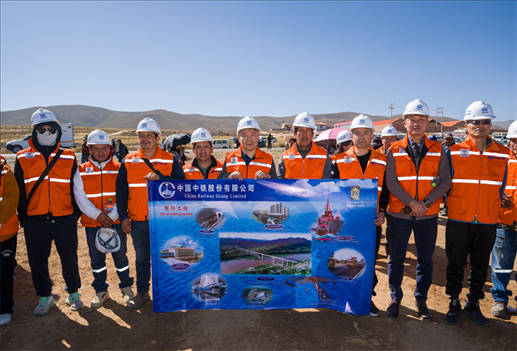 奧魯羅公路項(xiàng)目開工儀式現(xiàn)場，中國中鐵員工代表合影。中國中鐵供圖