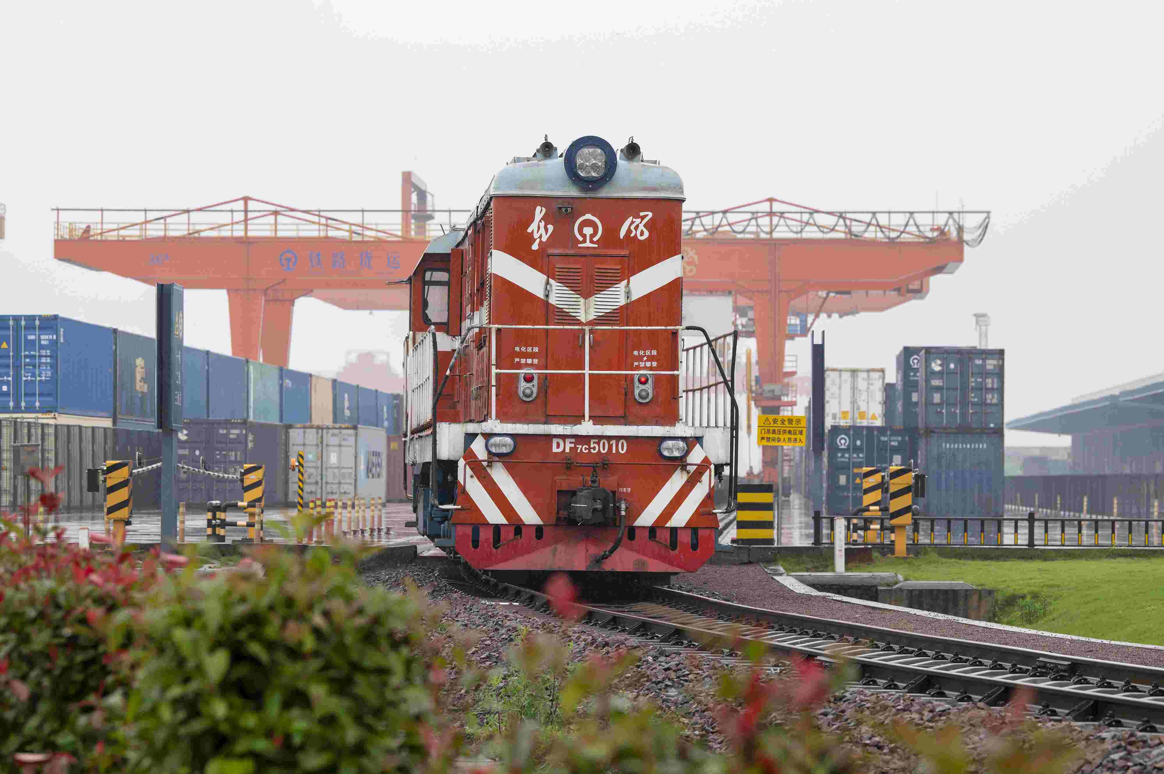 2024年5月5日，“五一”假期最后一天。在浙江省金華市金東區(qū)鐵路金華南站，一列滿載110標(biāo)箱的中歐班列緩緩啟程駛往匈牙利。